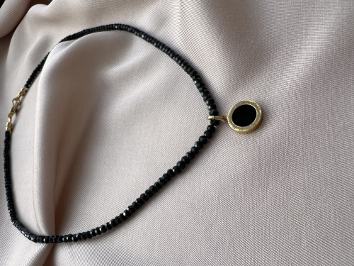 Чокер из чёрной шпинели с кулоном