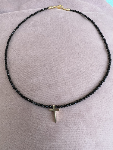 Чокер из шпинели с маленьким крестом