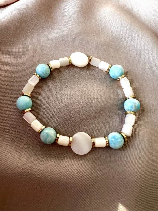 Браслет "Облака" из голубого камня и перламутра.