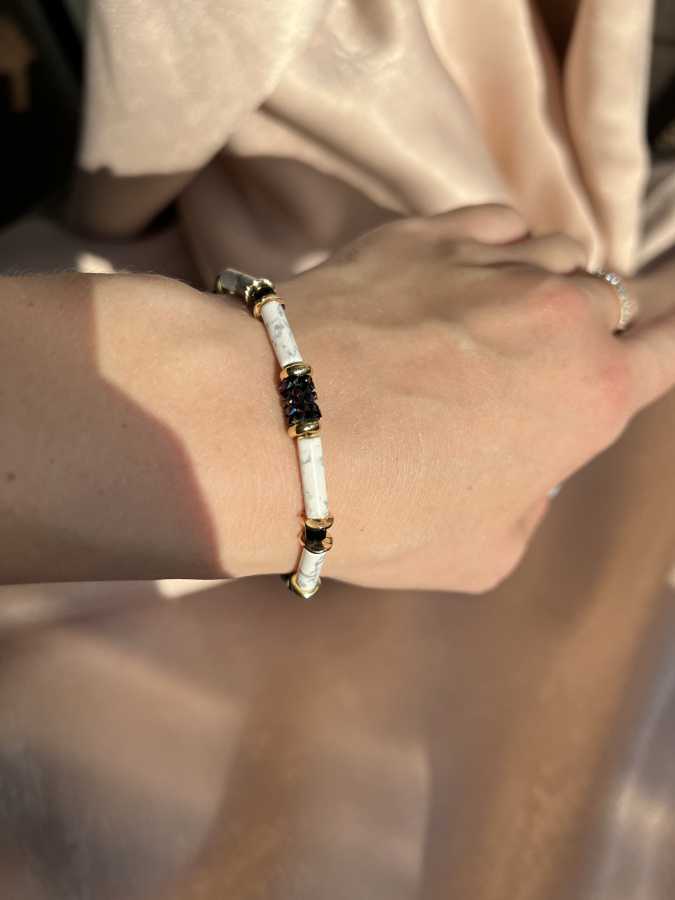 Браслет "Мистика" из Белого Кахолонга и Черной шпинели.