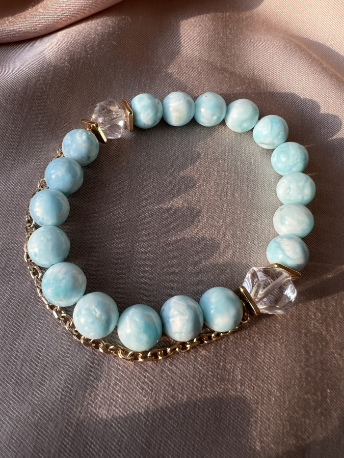 Браслет "Волна" из голубого камня и горного хрусталя.