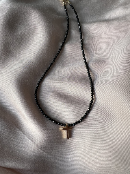 Чокер из шпинели с маленьким крестом